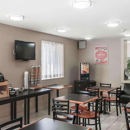טורונטו Econo Lodge Inn & Suites Downtown מראה חיצוני תמונה