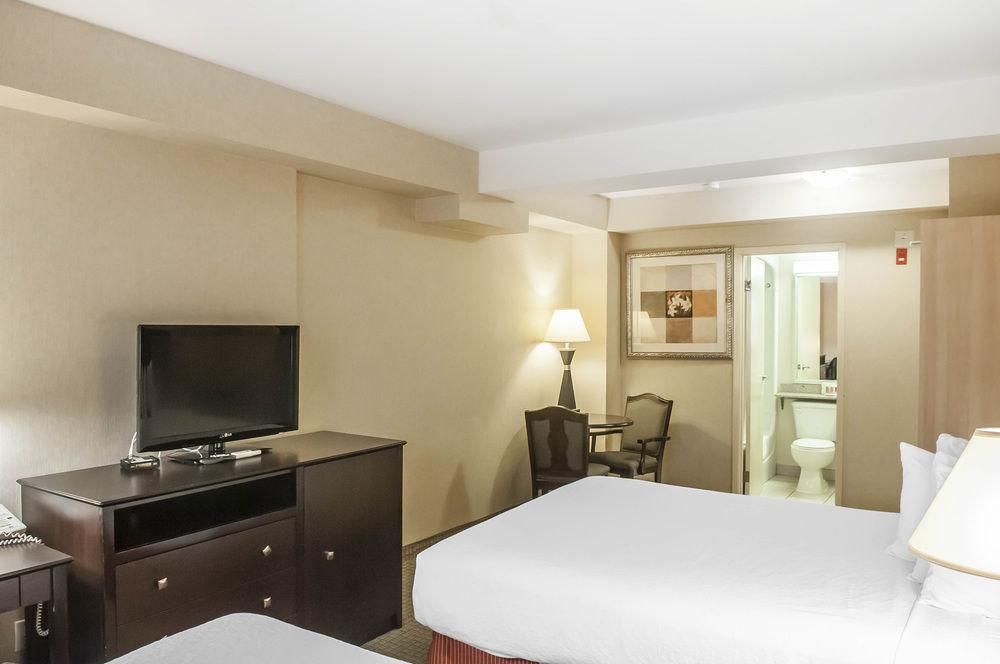 טורונטו Econo Lodge Inn & Suites Downtown מראה חיצוני תמונה