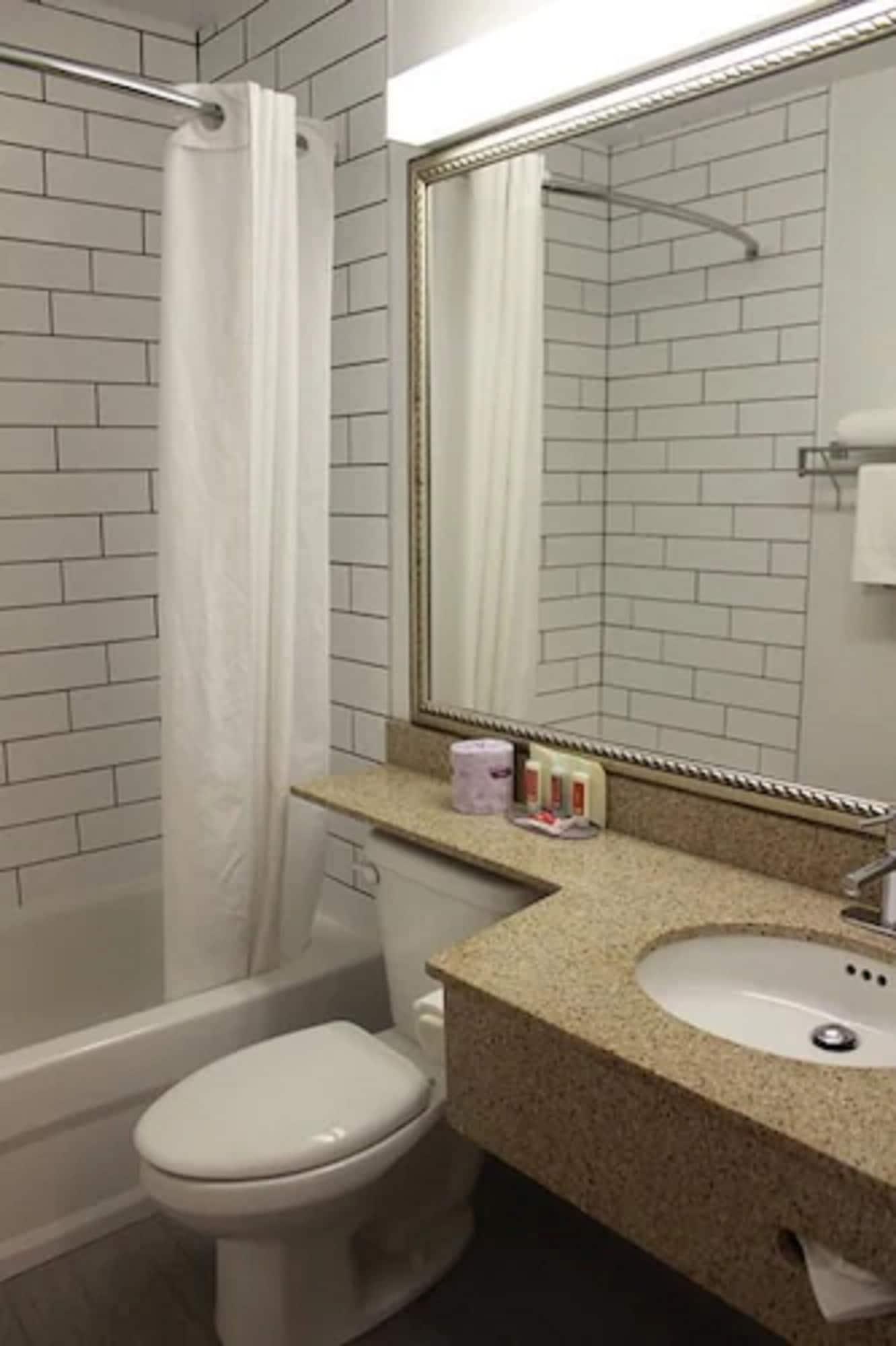 טורונטו Econo Lodge Inn & Suites Downtown מראה חיצוני תמונה