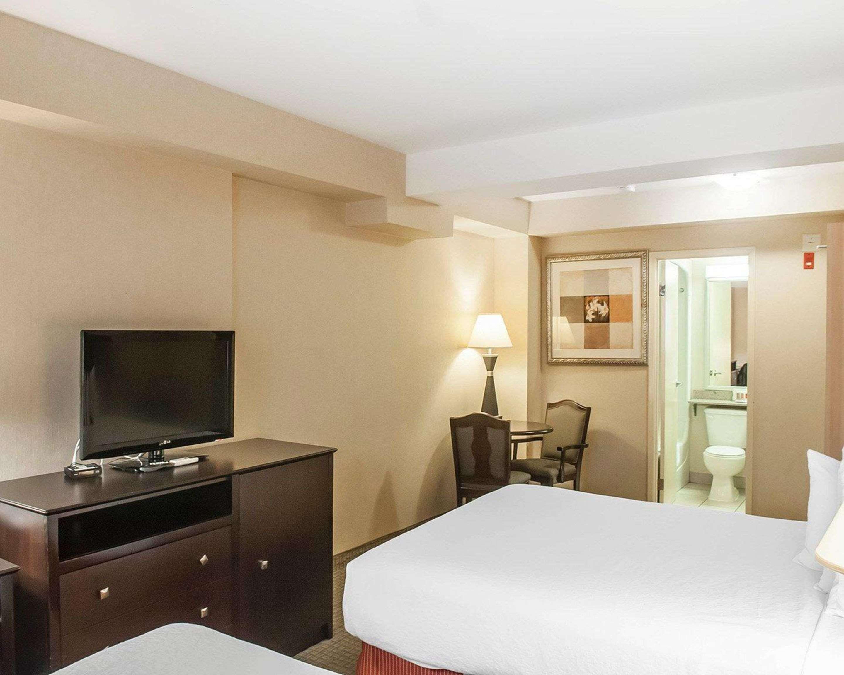 טורונטו Econo Lodge Inn & Suites Downtown מראה חיצוני תמונה
