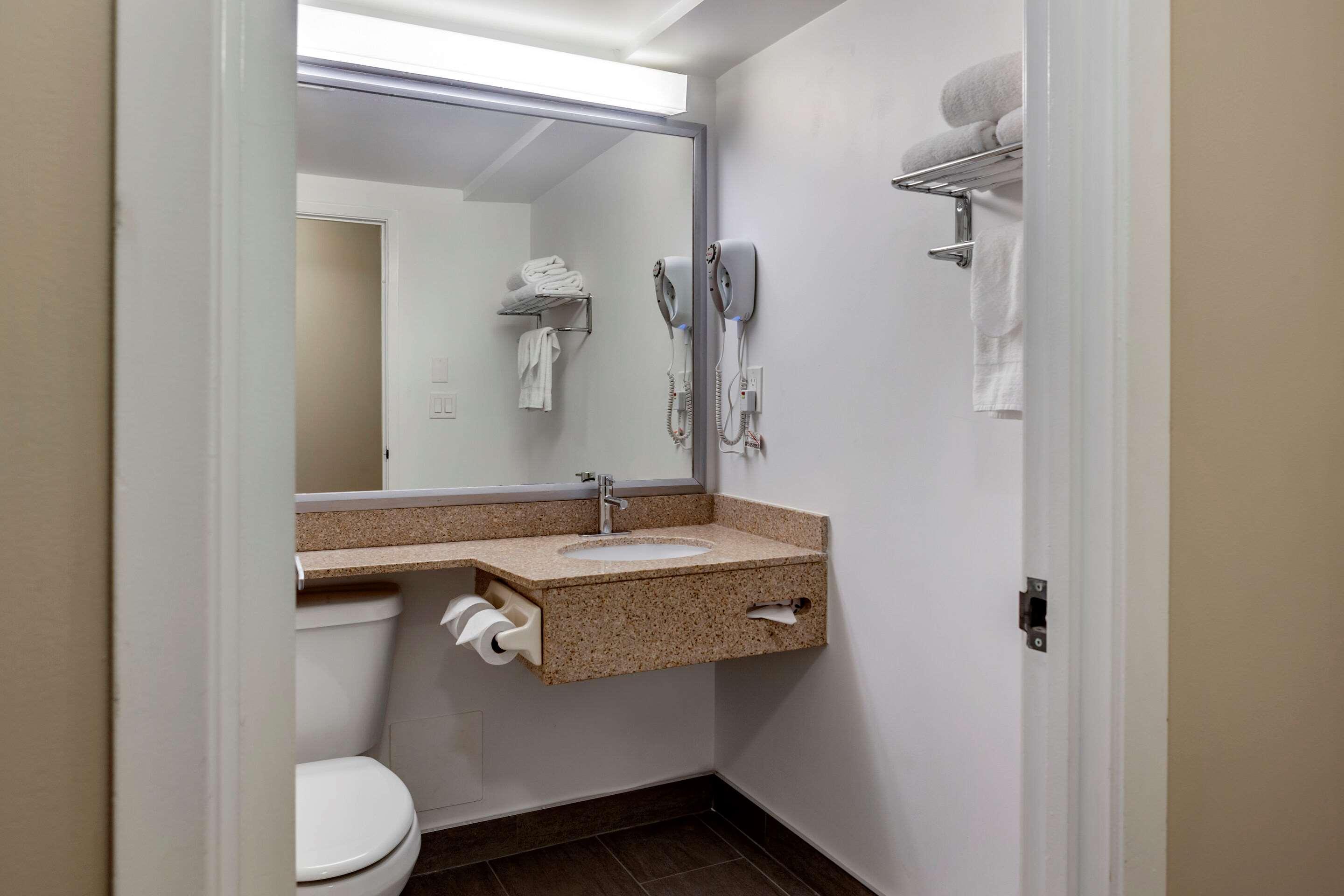 טורונטו Econo Lodge Inn & Suites Downtown מראה חיצוני תמונה