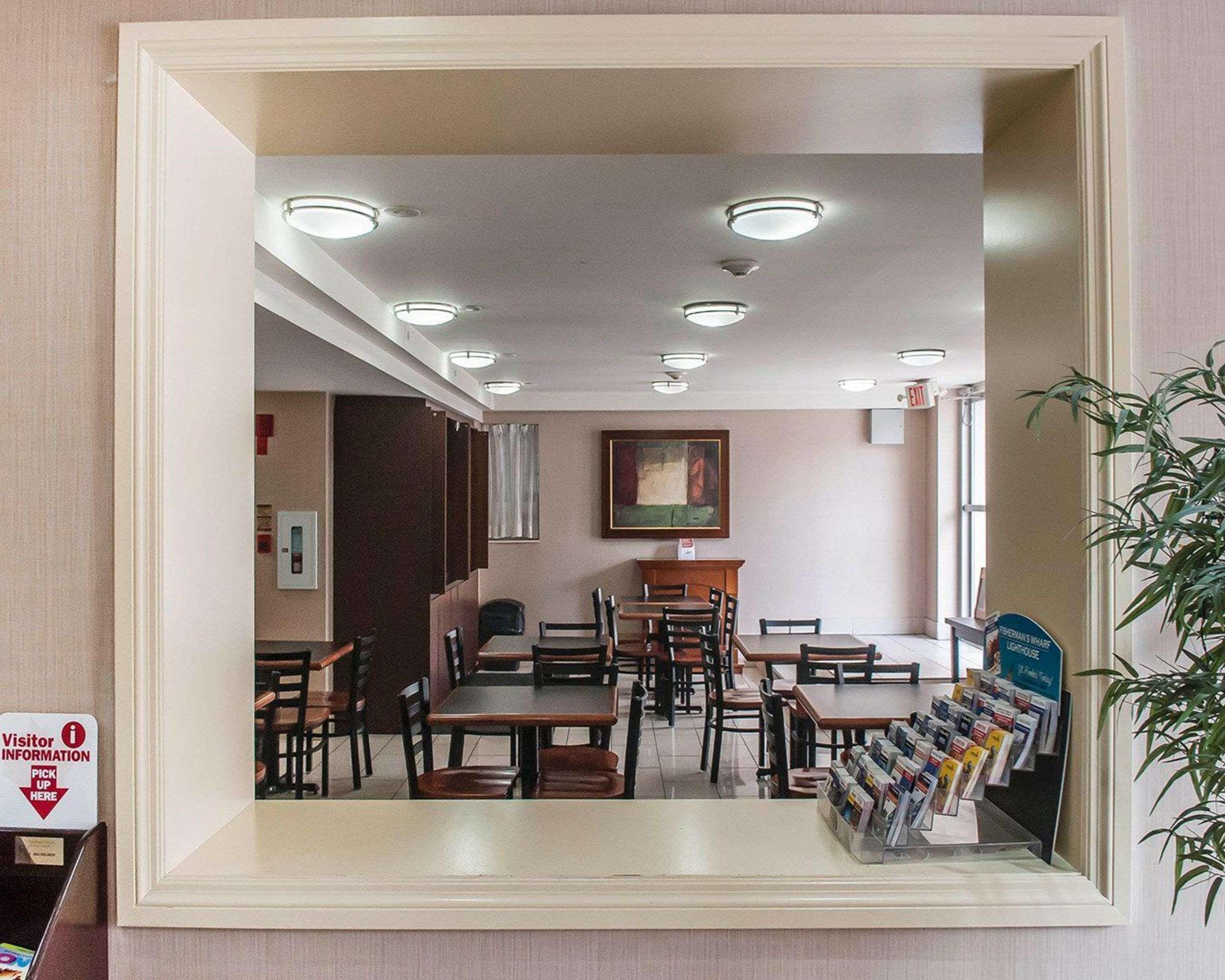 טורונטו Econo Lodge Inn & Suites Downtown מראה חיצוני תמונה