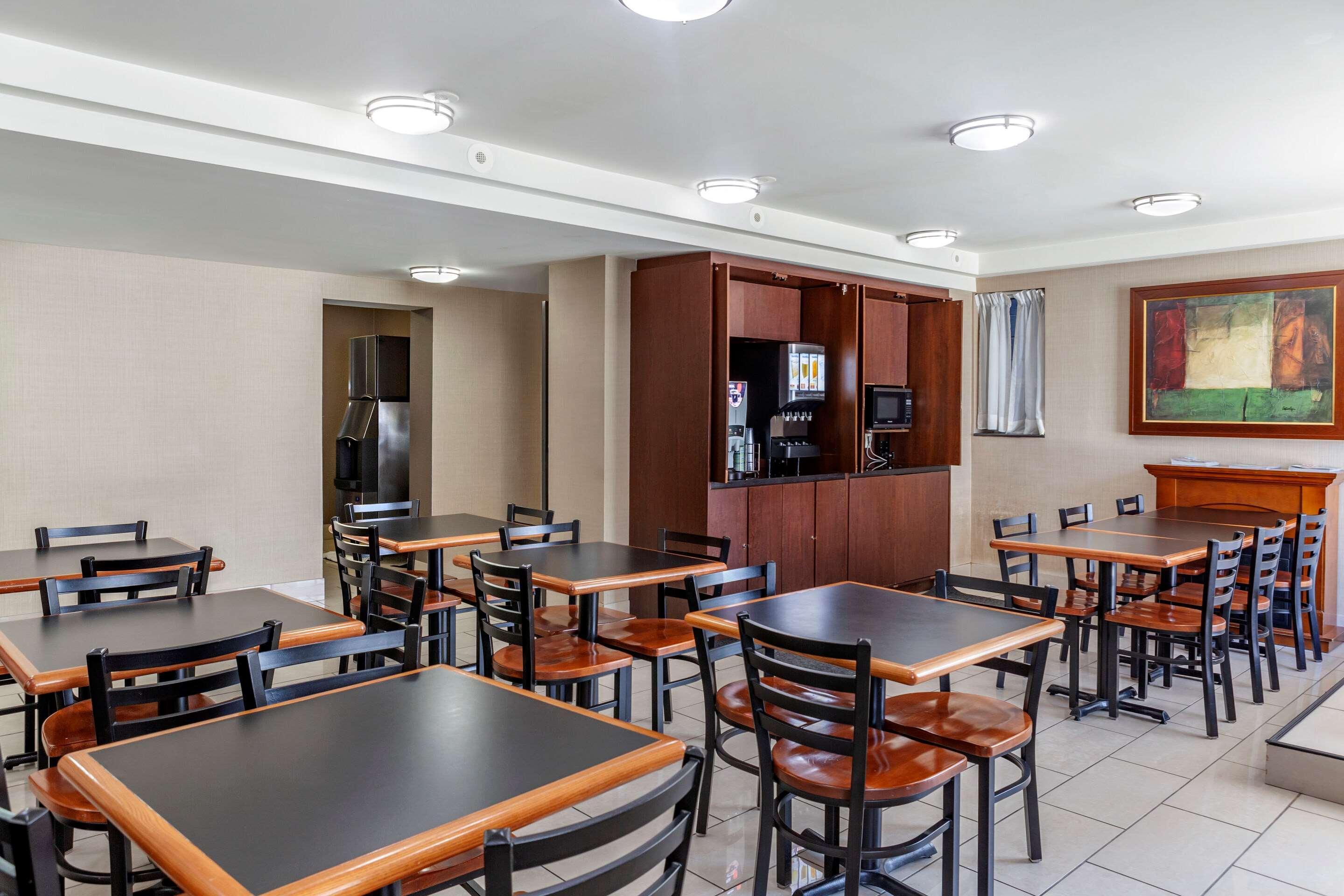 טורונטו Econo Lodge Inn & Suites Downtown מראה חיצוני תמונה