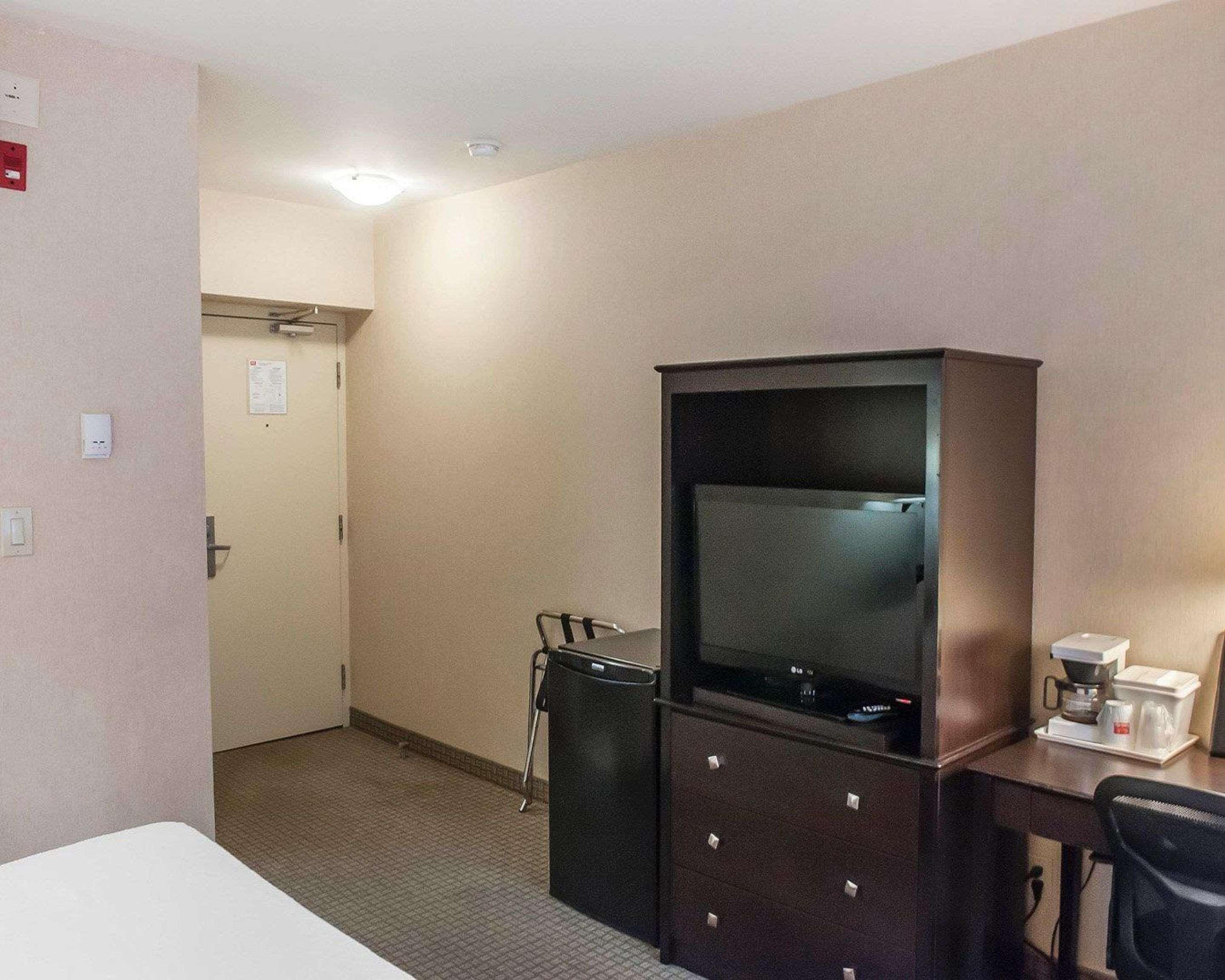 טורונטו Econo Lodge Inn & Suites Downtown מראה חיצוני תמונה
