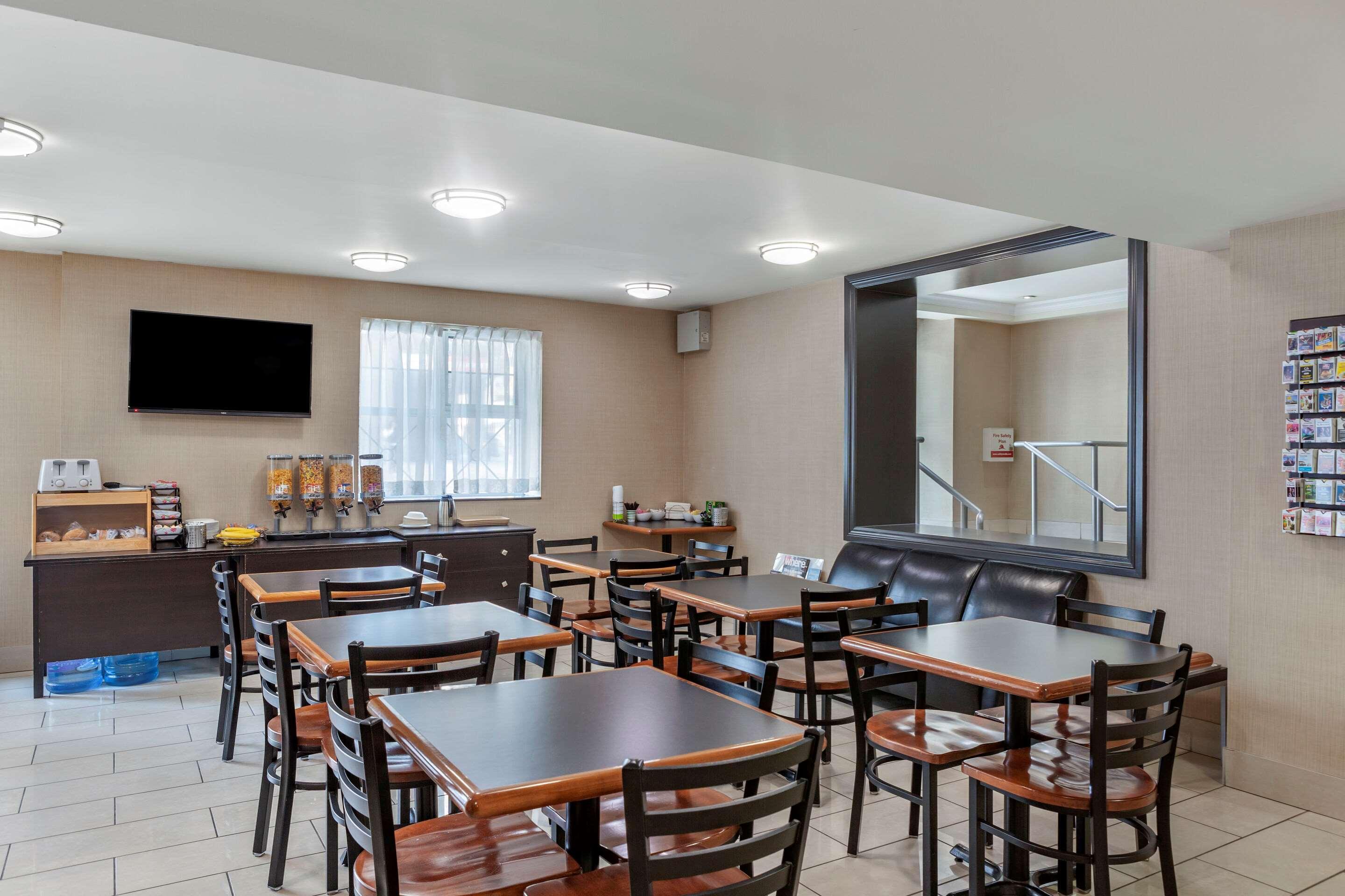 טורונטו Econo Lodge Inn & Suites Downtown מראה חיצוני תמונה