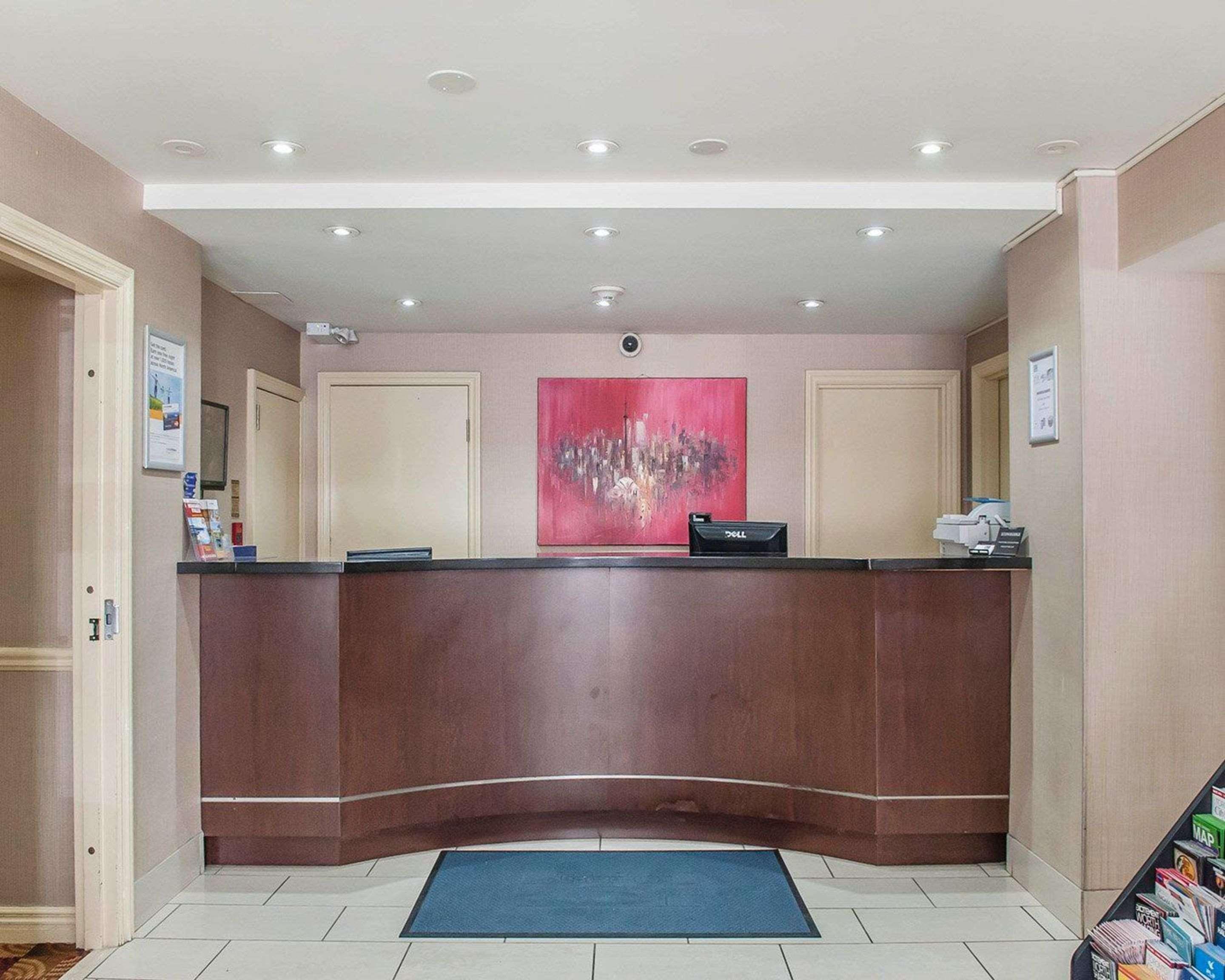 טורונטו Econo Lodge Inn & Suites Downtown מראה חיצוני תמונה