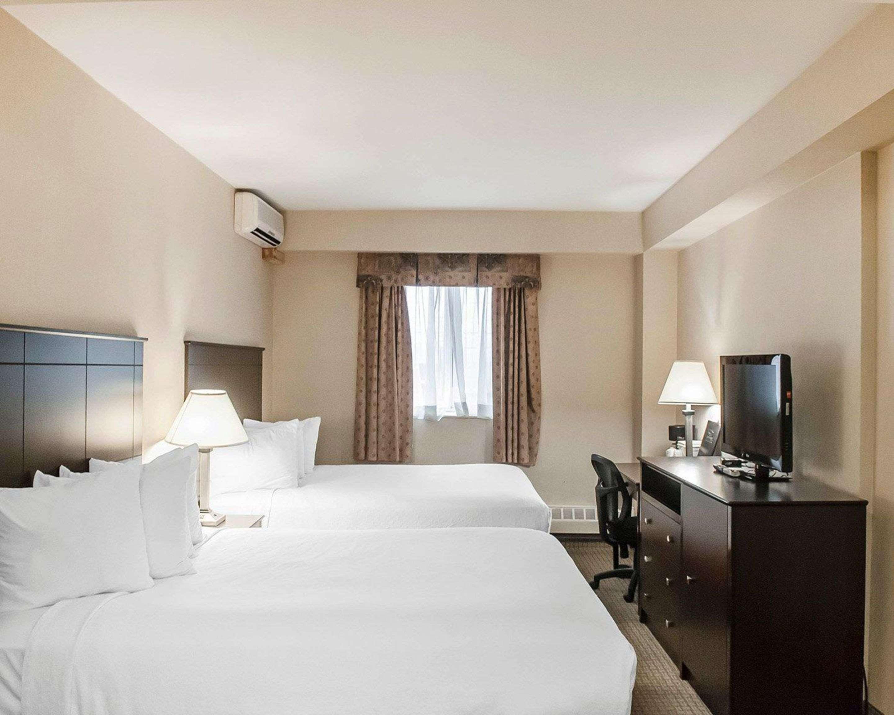 טורונטו Econo Lodge Inn & Suites Downtown מראה חיצוני תמונה