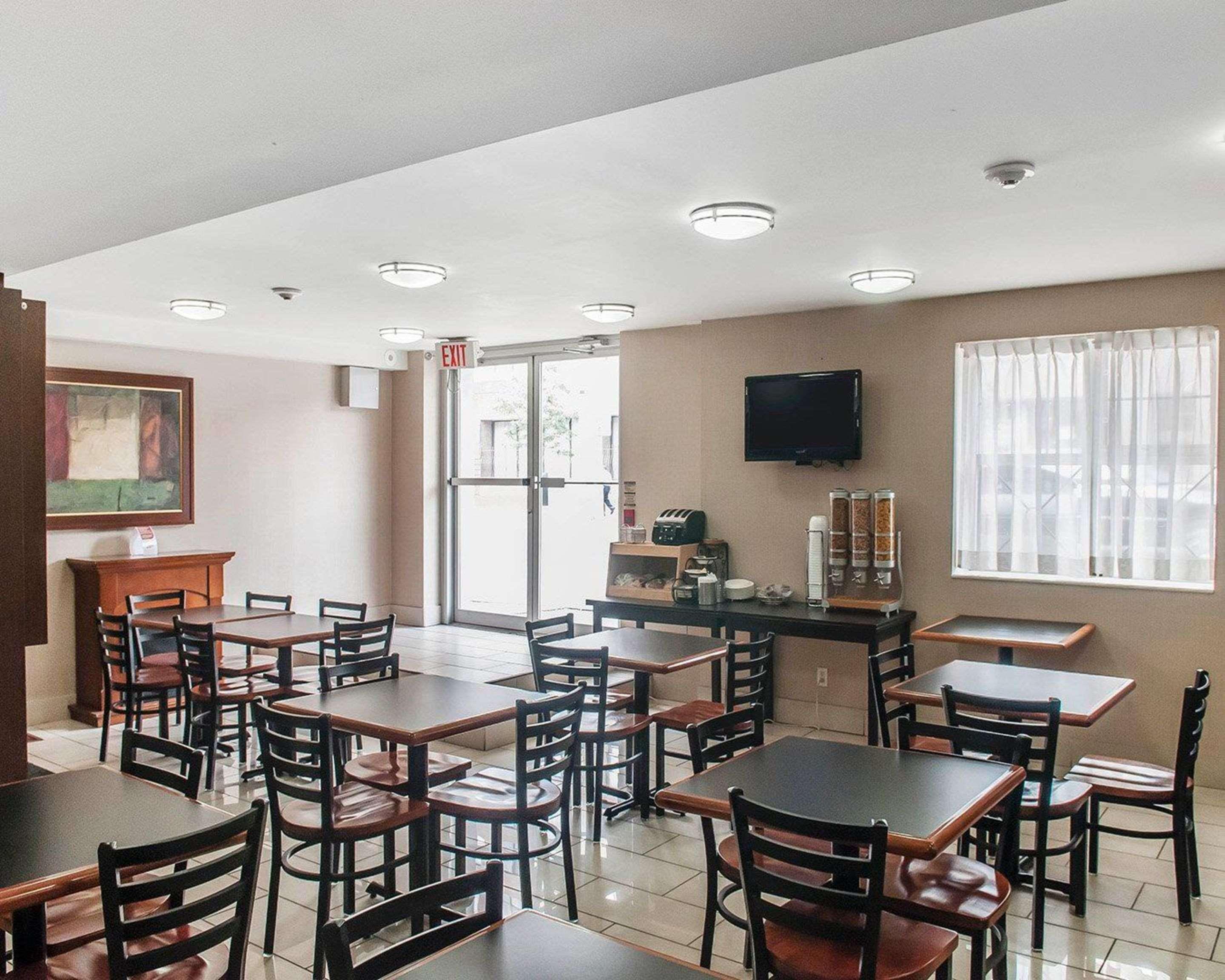 טורונטו Econo Lodge Inn & Suites Downtown מראה חיצוני תמונה