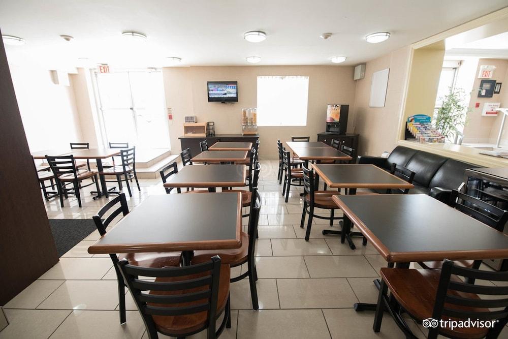 טורונטו Econo Lodge Inn & Suites Downtown מראה חיצוני תמונה