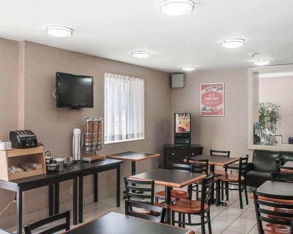 טורונטו Econo Lodge Inn & Suites Downtown מראה חיצוני תמונה