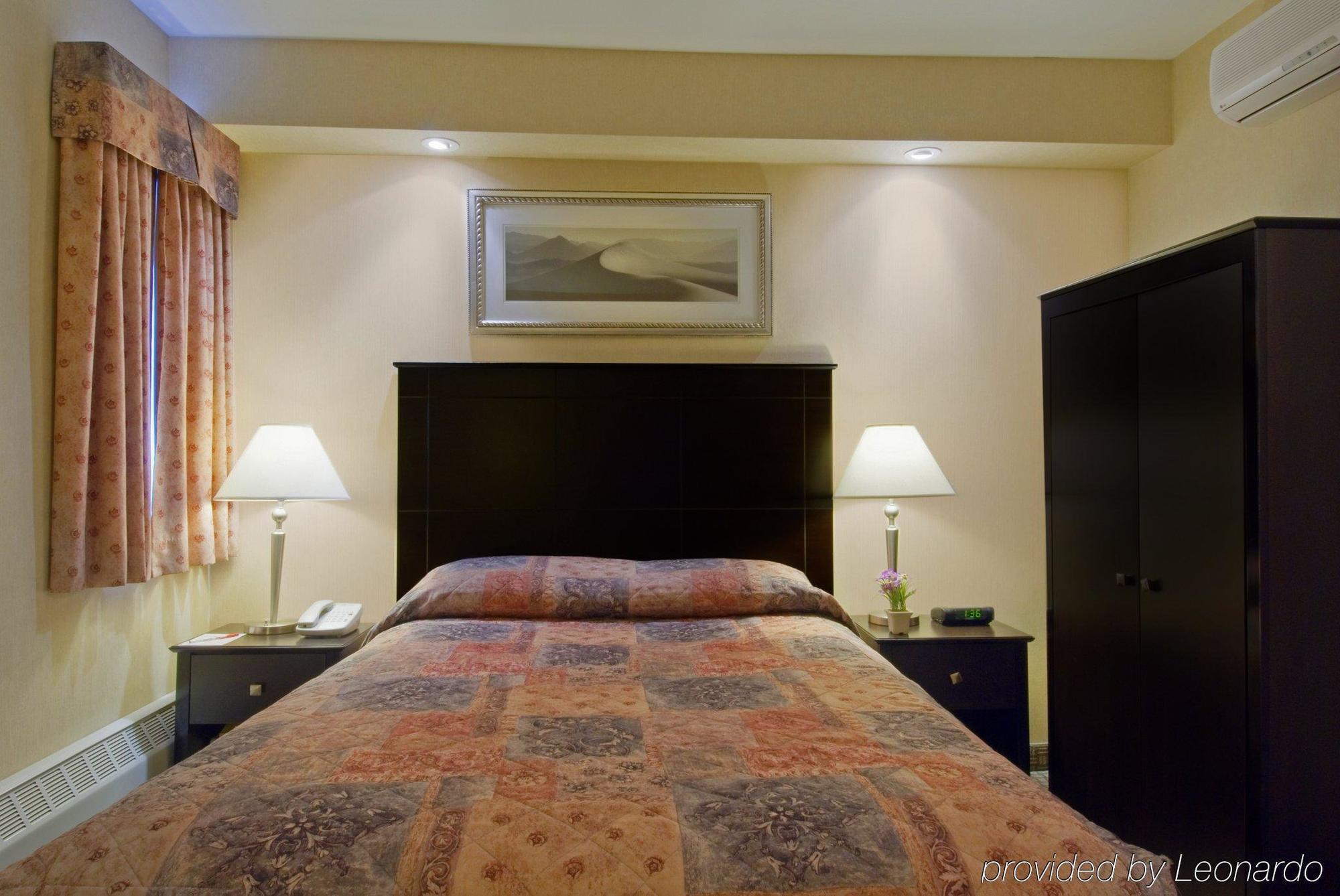טורונטו Econo Lodge Inn & Suites Downtown מראה חיצוני תמונה