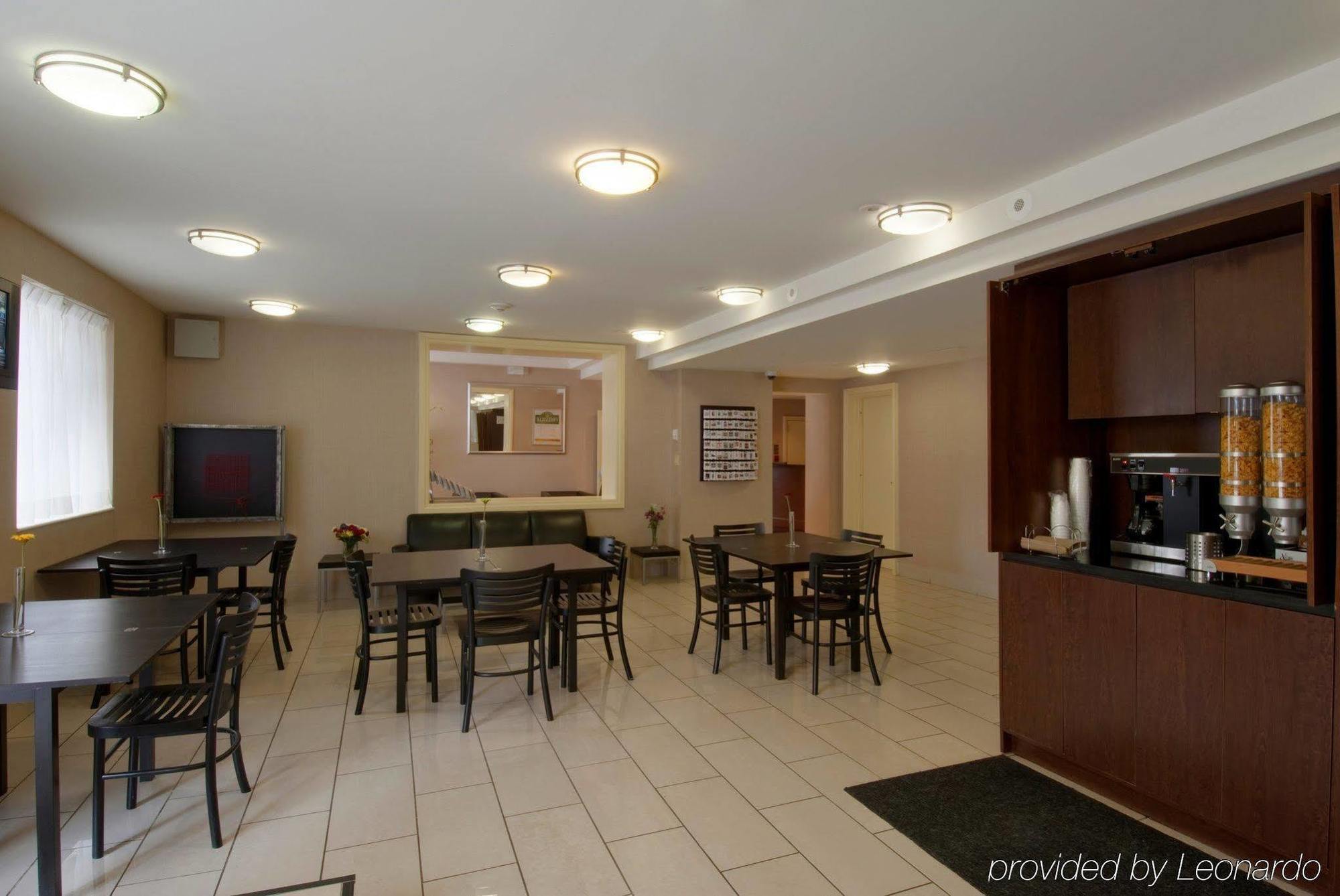 טורונטו Econo Lodge Inn & Suites Downtown מראה חיצוני תמונה